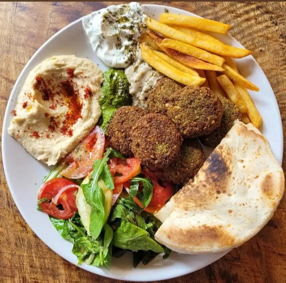צלחת פלאפל וחומוס