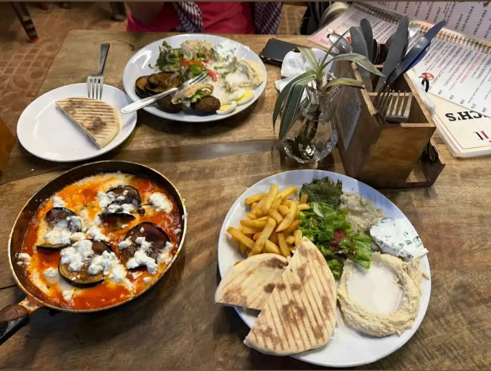שולחן עם מנות מהמסעדה